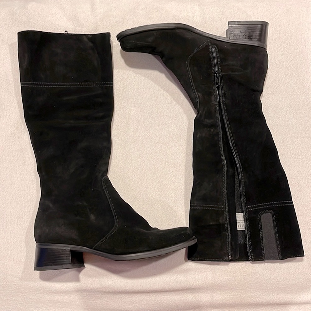 Black suede La Canadienne Luftpolster boots. #28362.